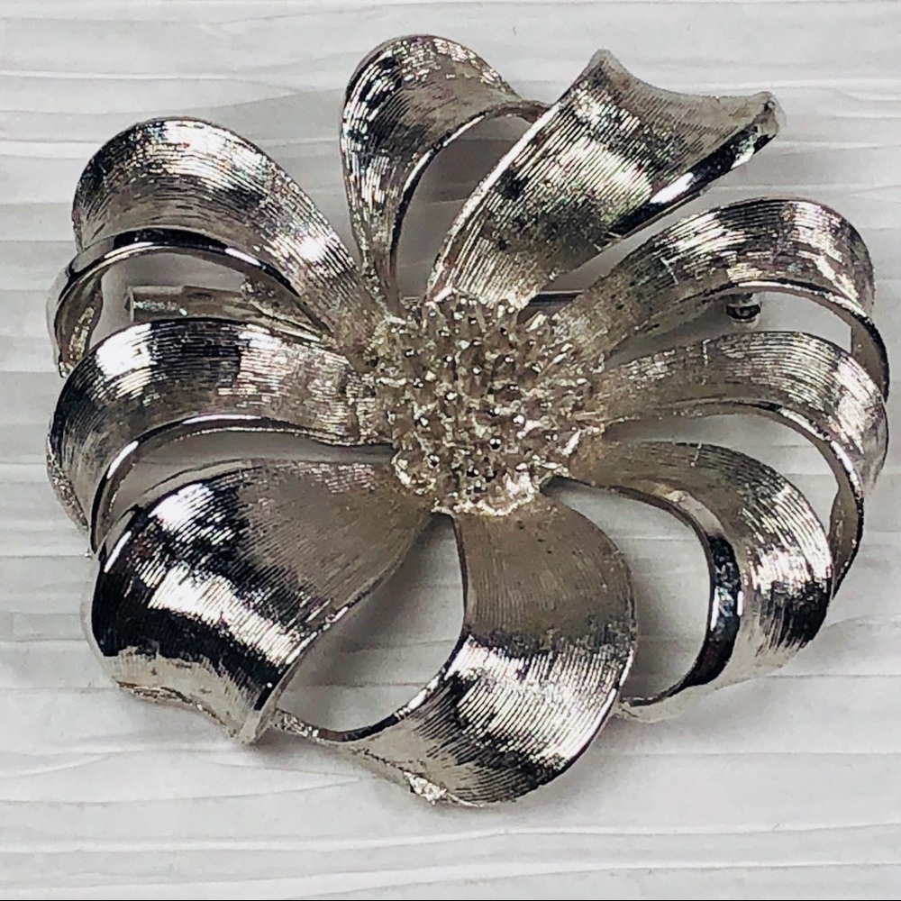 CORO Silver Flower Brooch Pin Brushed Silver Daisy